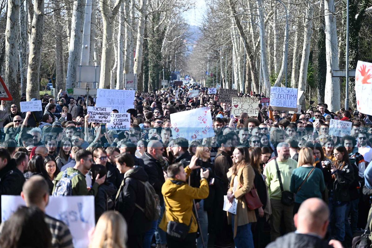 Mirno okupljanje u Banjaluci: Nakon studentske poruke kampusom odjekuje aplauz  (FOTO, VIDEO)
