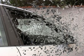 Može li staklo na automobilu da pukne "samo od sebe"?
