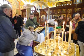 Građani čekali da cjelivaju čudotvornu ikonu koja je stigla iz Rusije