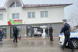 Autom uletio u apoteku u Trnu (FOTO)