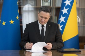 Bećiroviću smetaju "Bože pravde" i zastava Srbije