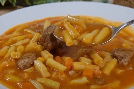 Recept za žutu boraniju sa mesom: domaći ručak