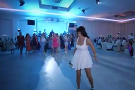 Mlada bacila buket na svadbi, svi prasnuli u smijeh kada su vidjeli ko ...