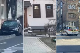 Automobilom se zabio u kapiju džamije
