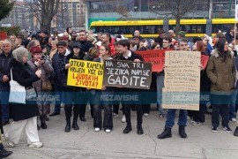 Protesti ispred zgrade parlamenta BiH: Vi ste najopasniji odron (FOTO ...