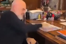 Rama izgubio živce tokom prenosa, počeo psovati i udarati o sto ...