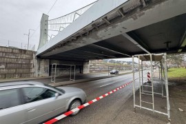 Nadvožnjak u katastrofalnom stanju: Pokidane sajle, prijeti ...
