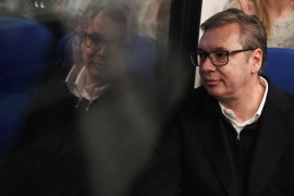 Vučić pravi sendviče za učesnike skupa u Sremskoj Mitrovici
