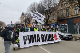 Građani Rume krenuli na tročasovni marš u Sremsku Mitrovicu (VIDEO)