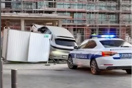 Incident u Beogradu na vodi: Automobil se zaletio i probio zaštitnu ...