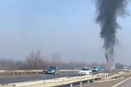 Zapalio se kamion nasred auto-puta (VIDEO)