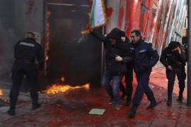Protesti u Bugarskoj: Demonstranti pokušali da upadnu u zgradu misije ...