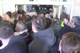 Guranje, jaja i biber-sprej: Odbornici ne mogu da napuste zgradu ...