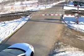 Ignorisao spuštenu rampu, pa naletio na voz (VIDEO)