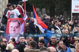 Plato ispred NSRS pun građana, čekaju početak mitinga (FOTO, VIDEO)