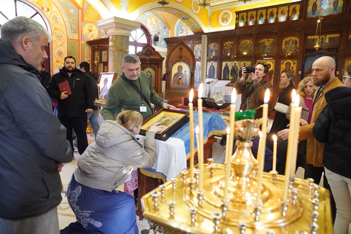 Građani čekali da cjelivaju čudotvornu ikonu koja je stigla iz Rusije