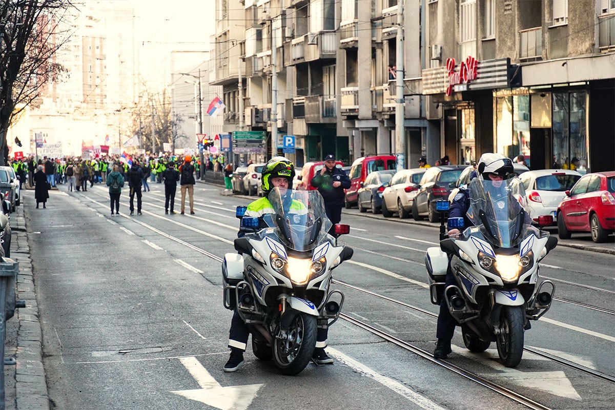 Dačić: Učesnik protesta pao s motora, teško povređen