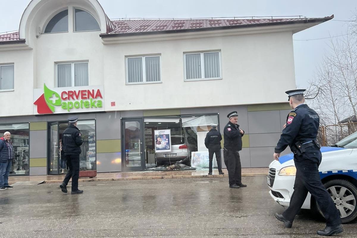 Autom uletio u apoteku u Trnu (FOTO)
