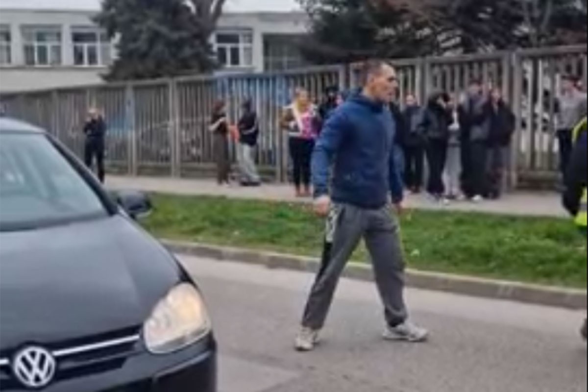 Incident u Novom Sadu: Pokušao da se obračuna, zaletio se na učenike (VIDEO)