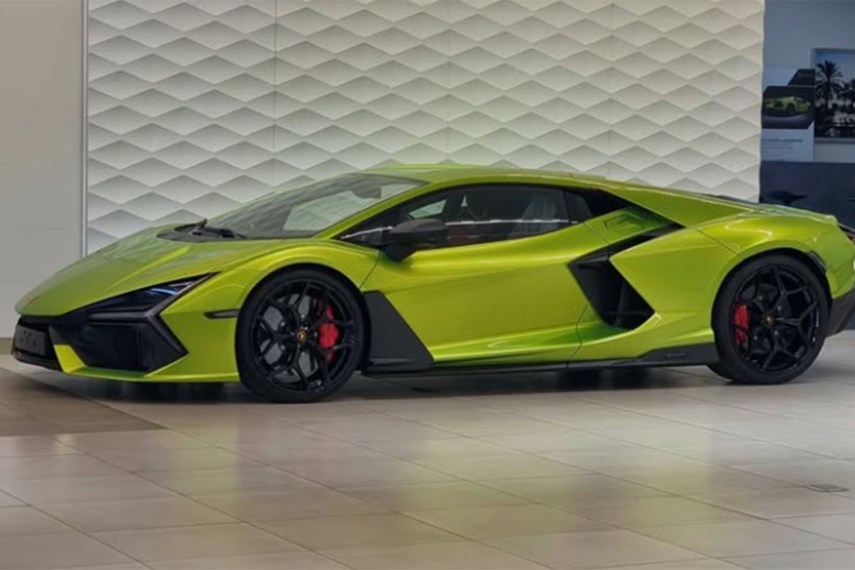 Krenuo da isporuči Lamborghini kupcu, pa ga usput slupao (FOTO)