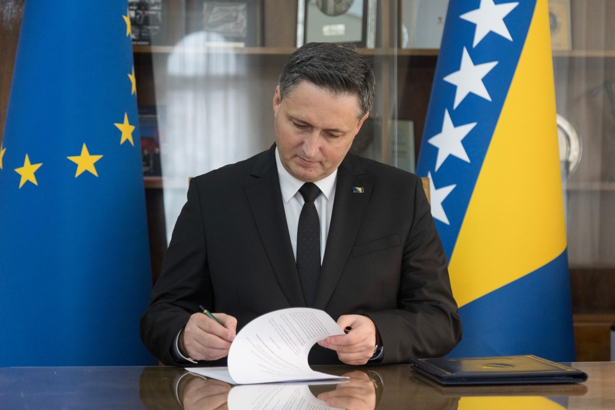 Bećiroviću smetaju "Bože pravde" i zastava Srbije