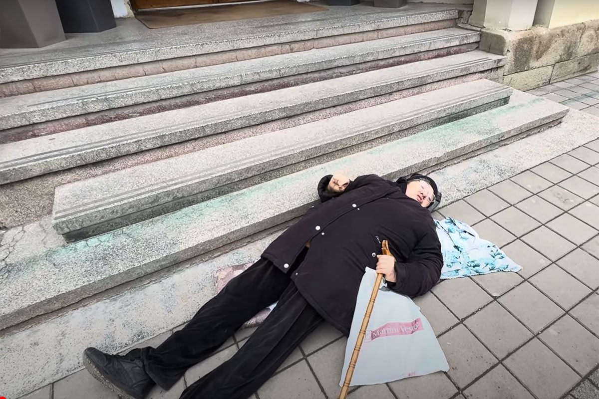Penzionerka legla ispred zgrade opštine Leskovac: "Plaćam za bogataše ono što ne koristim" (VIDEO)