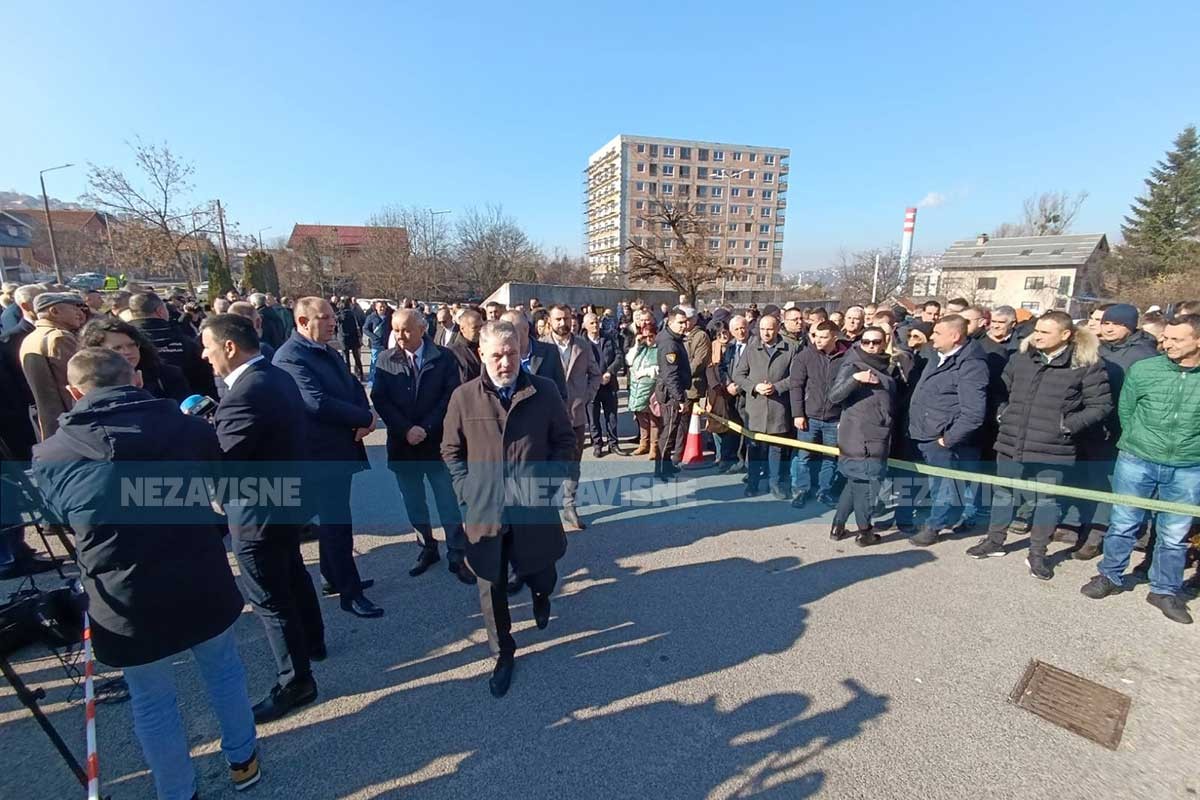 Građani stigli pred Sud BiH, čekaju da isprate Dodika (FOTO)