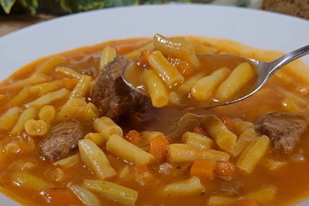Recept za žutu boraniju sa mesom: domaći ručak
