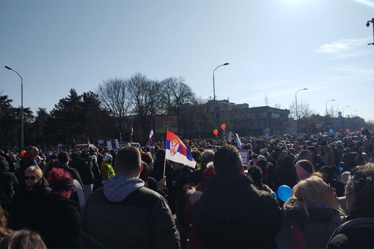 Širom Srbije tišina i protesti podrške studentima, Nišlije u šetnji do Merošine (VIDEO)