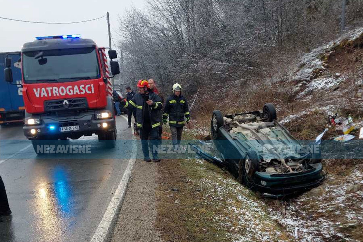 Vozilo se prevrnulo u kanalu, vatrogasci izvlačili ženu