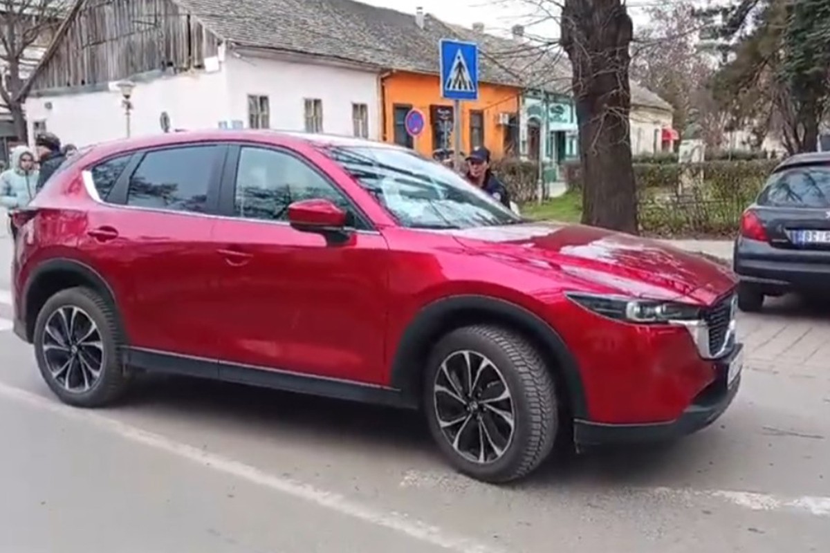 Novi incident na protestima: Autom krenuo na đake (VIDEO)