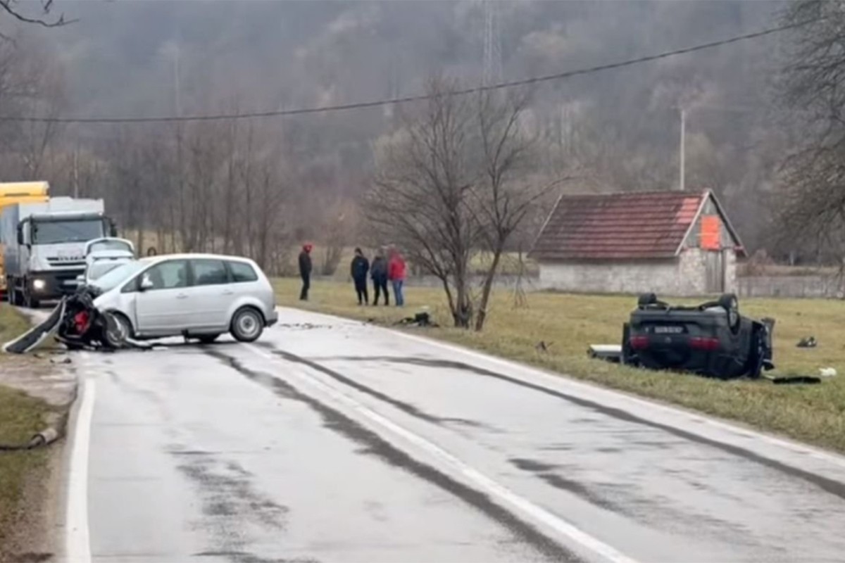Detalji nesreće u Bratuncu: Poginuo suvozač (79) u pasatu, više osoba povrijeđeno