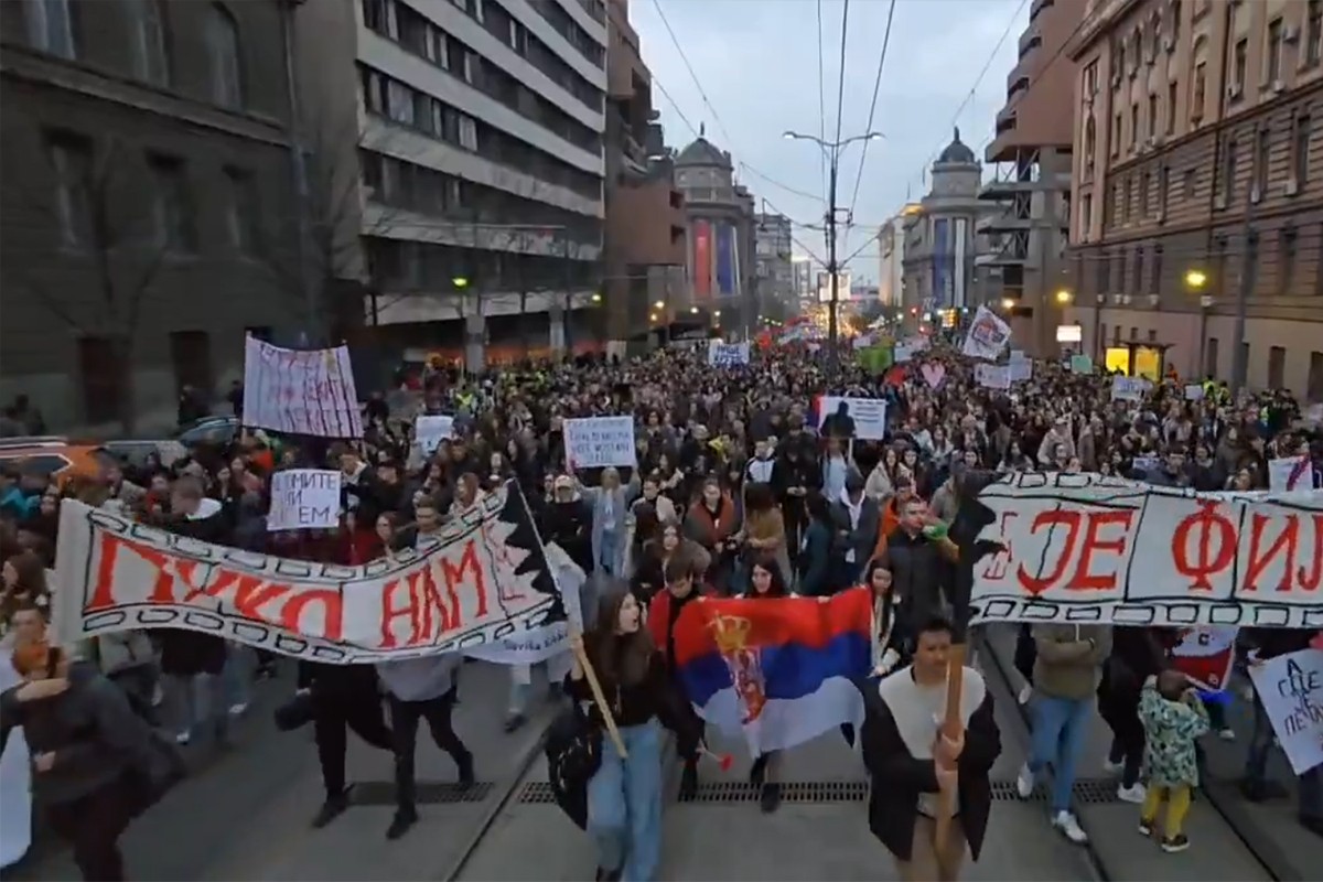 Protest srednjoškolaca u Beogradu: "Širimo ljubav, širimo pravdu!" (VIDEO)
