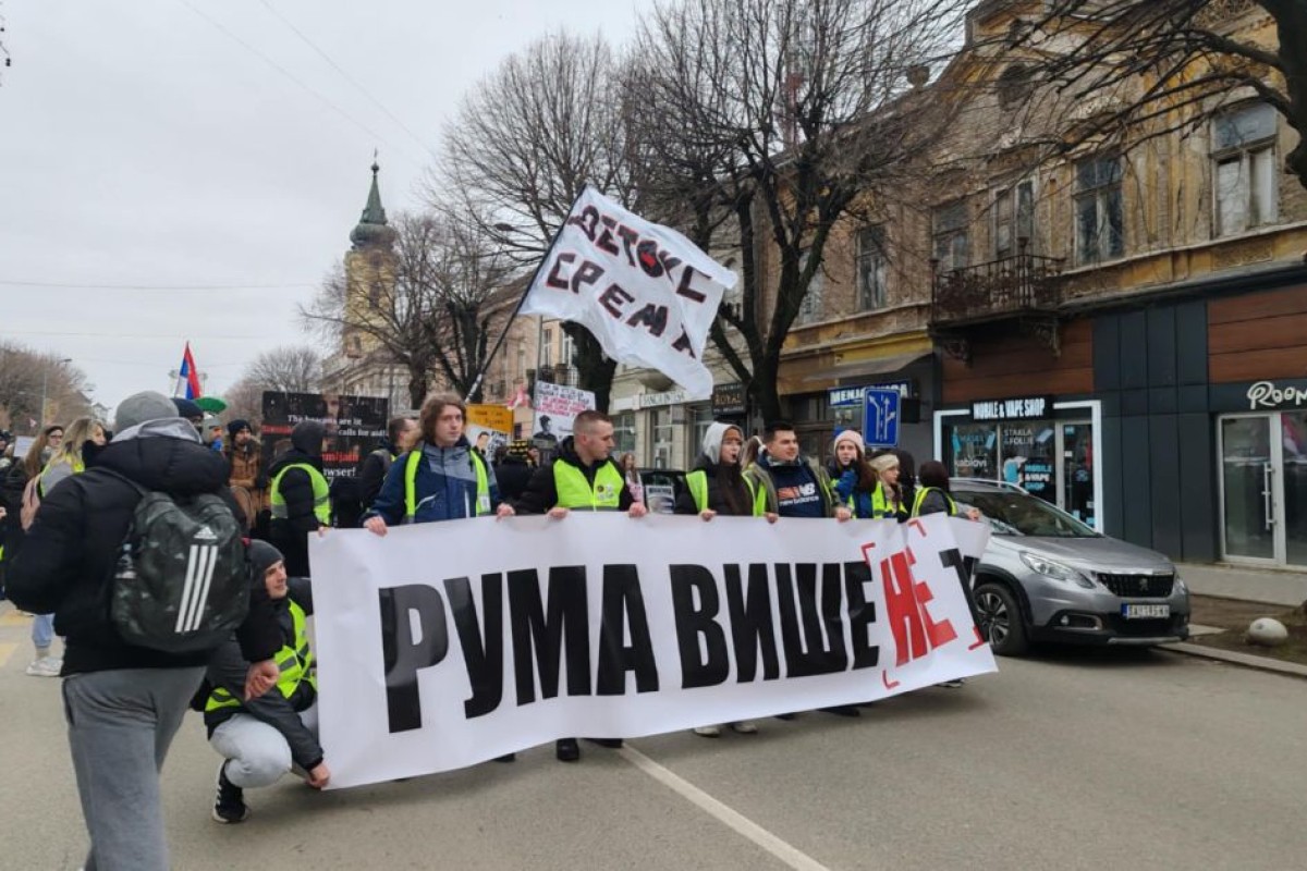 Građani Rume krenuli na tročasovni marš u Sremsku Mitrovicu (VIDEO)