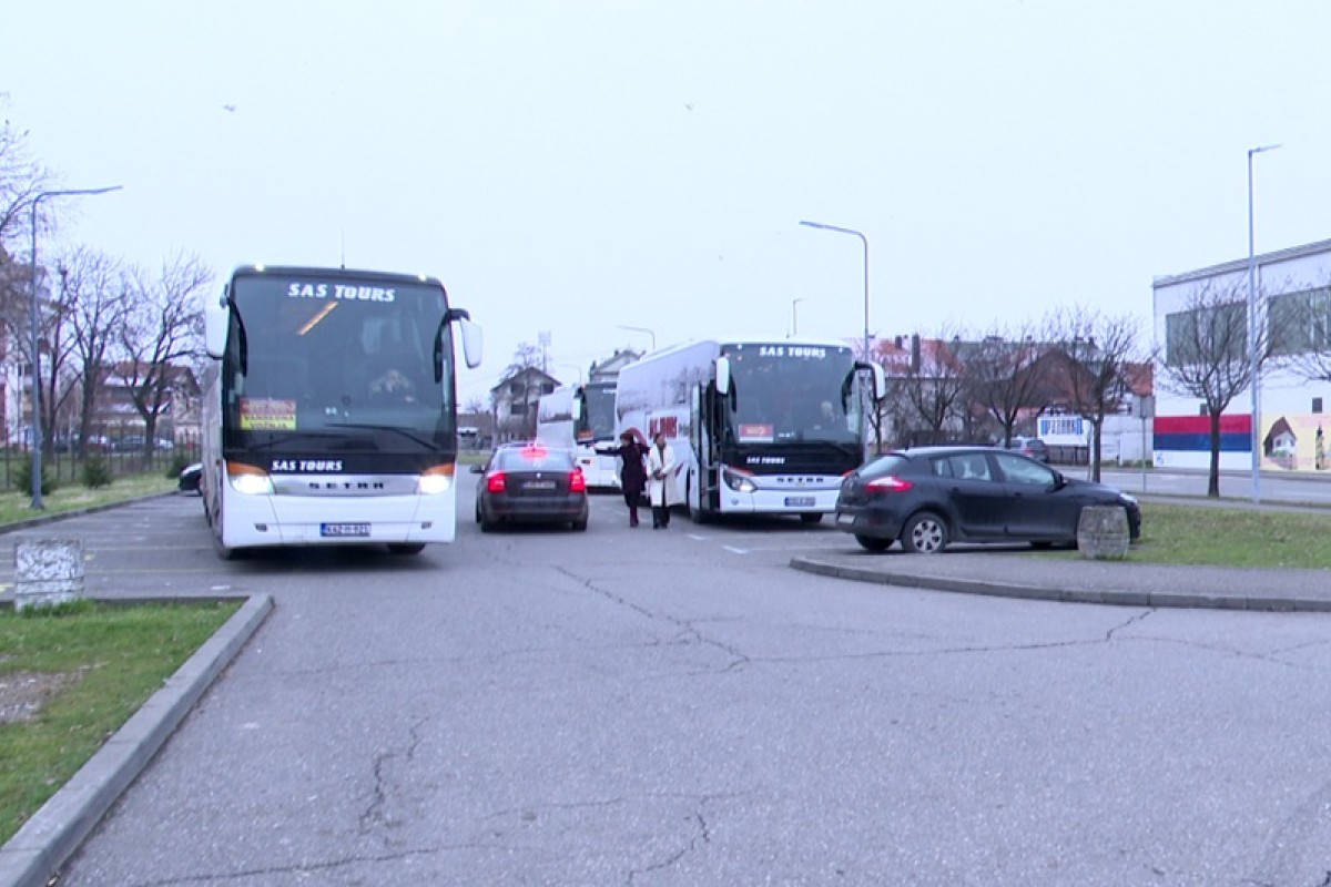 Bijeljinci u tri autobusa otišli u Beograd: Daju krv za djevojku stradalu u tragičnom udesu (FOTO)