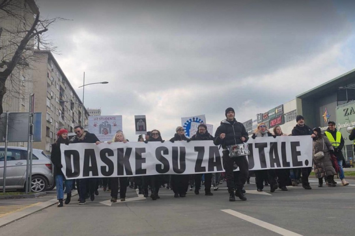 "Daske su zaćutale": Protest glumaca i studenata u Novom Sadu (VIDEO)