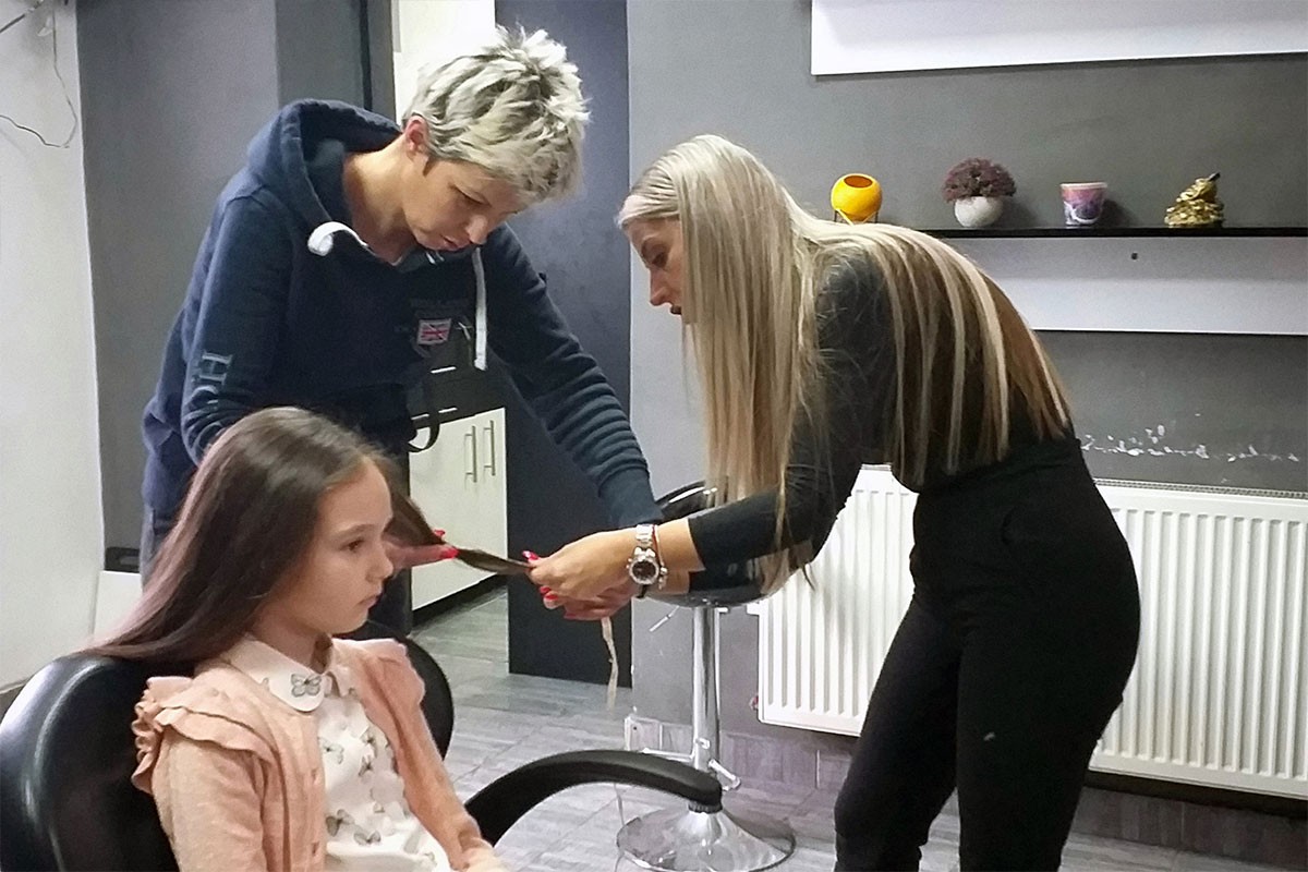 Vlaseničanke donirale kosu za teško oboljelu djecu