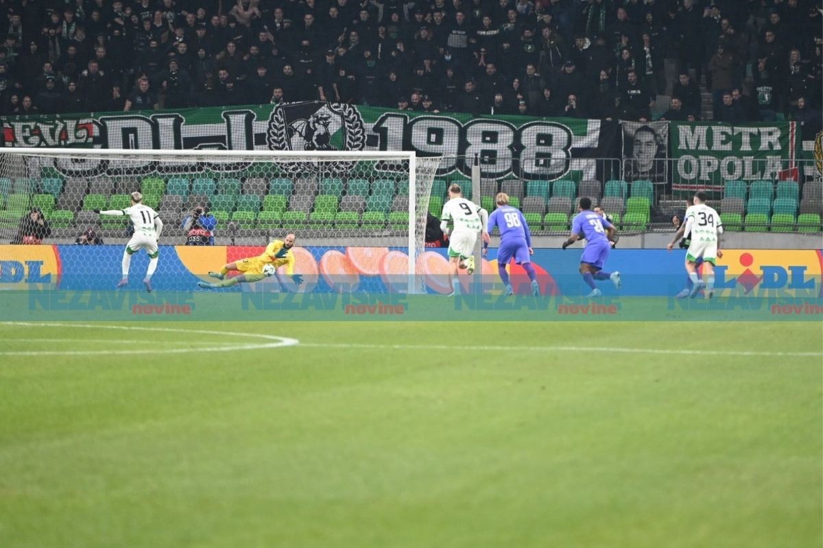 Pogledajte kako je Manojlović odbranio penal (VIDEO)