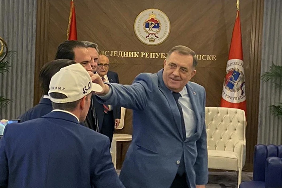 Dodik na sastanku s Đulijanijem: Gostima poklonio kačkete (FOTO, VIDEO)
