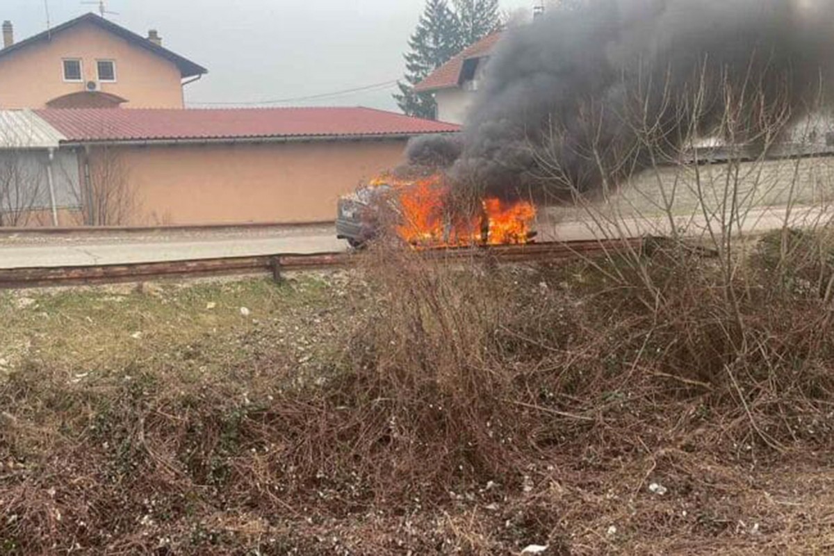 Gori auto na putu Banjaluka - Laktaši (VIDEO)