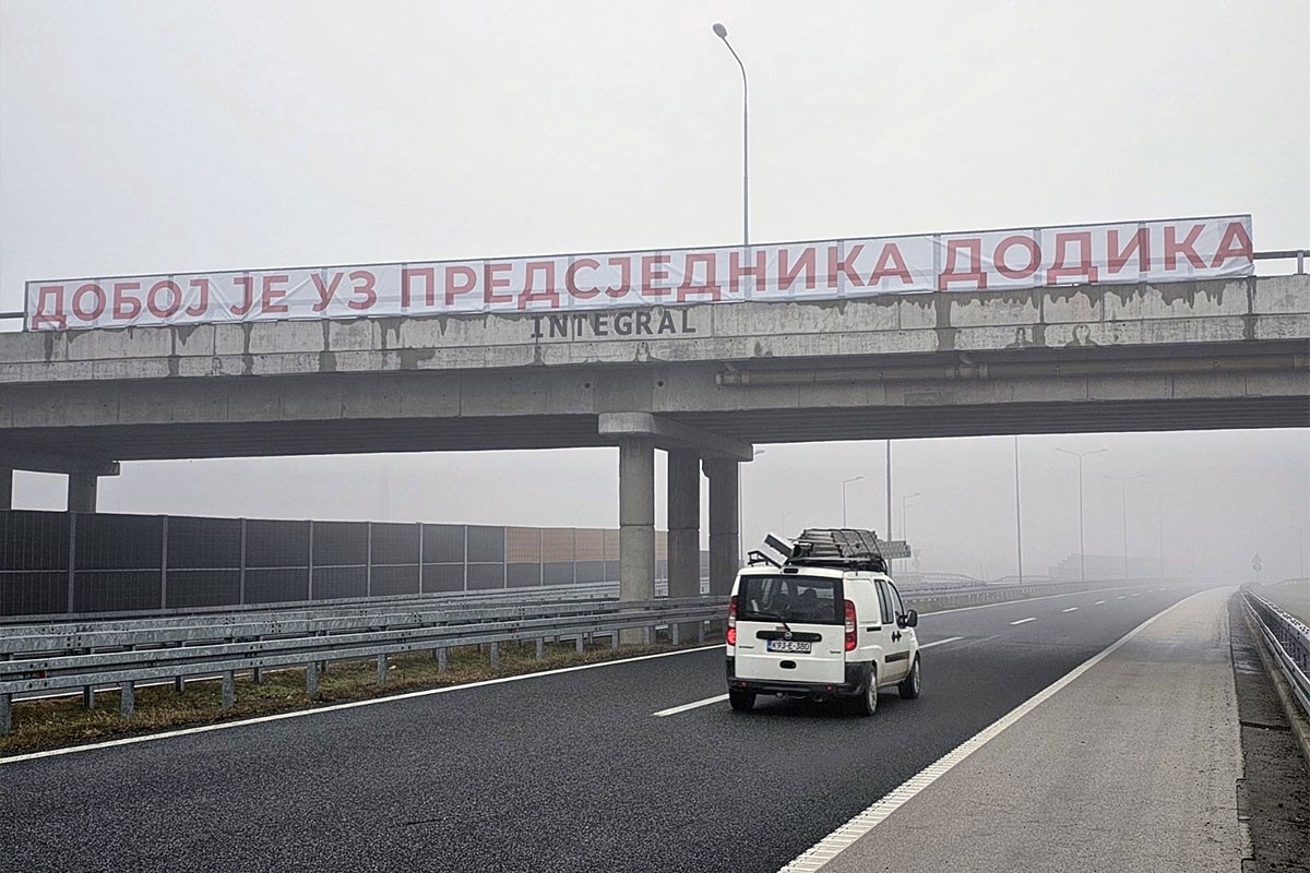 Na auto-putu transparenti podrške predsjedniku Srpske (FOTO)
