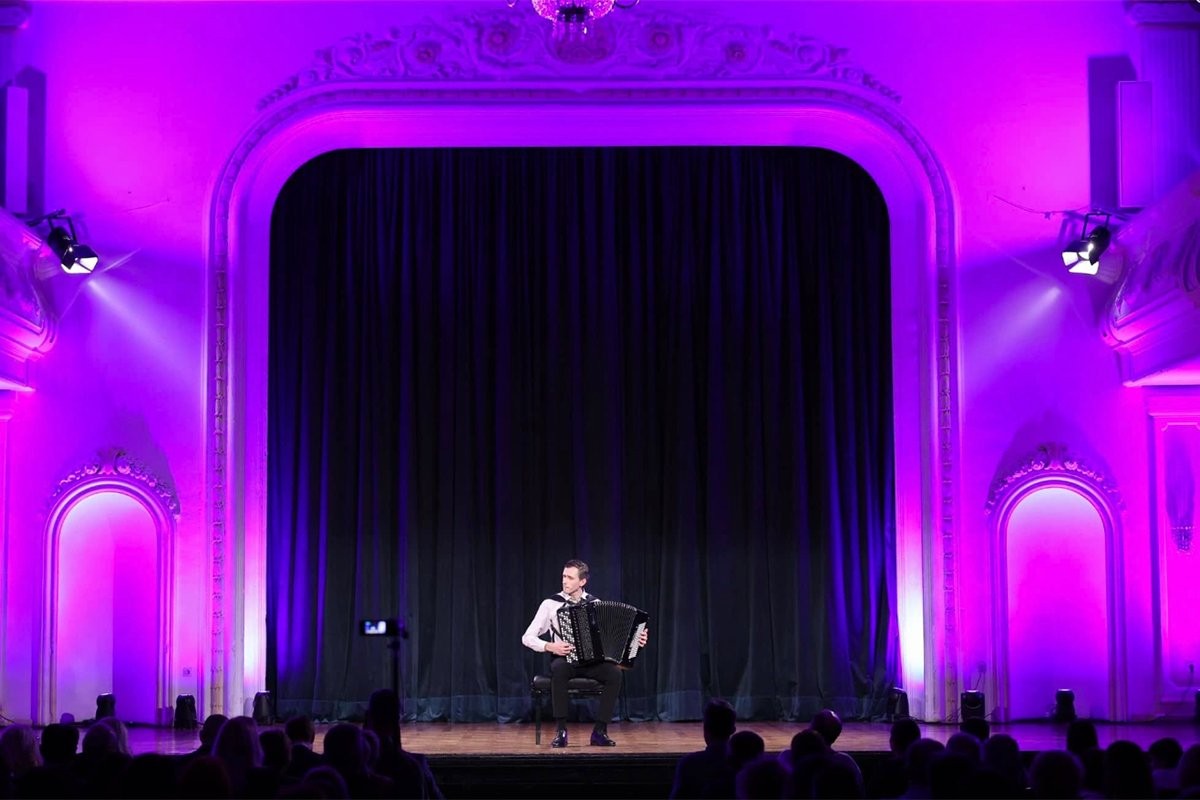 U Banskom dvoru održan koncert ruskog akordeoniste Alekseja Mikitenka