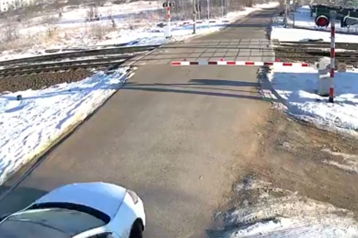 Ignorisao spuštenu rampu, pa naletio na voz (VIDEO)