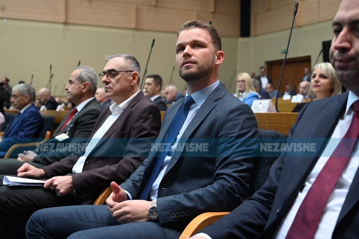 Stanivuković: Na poziv Dodika ispred NS RS ostao samo Zmaj od Šipova (VIDEO)