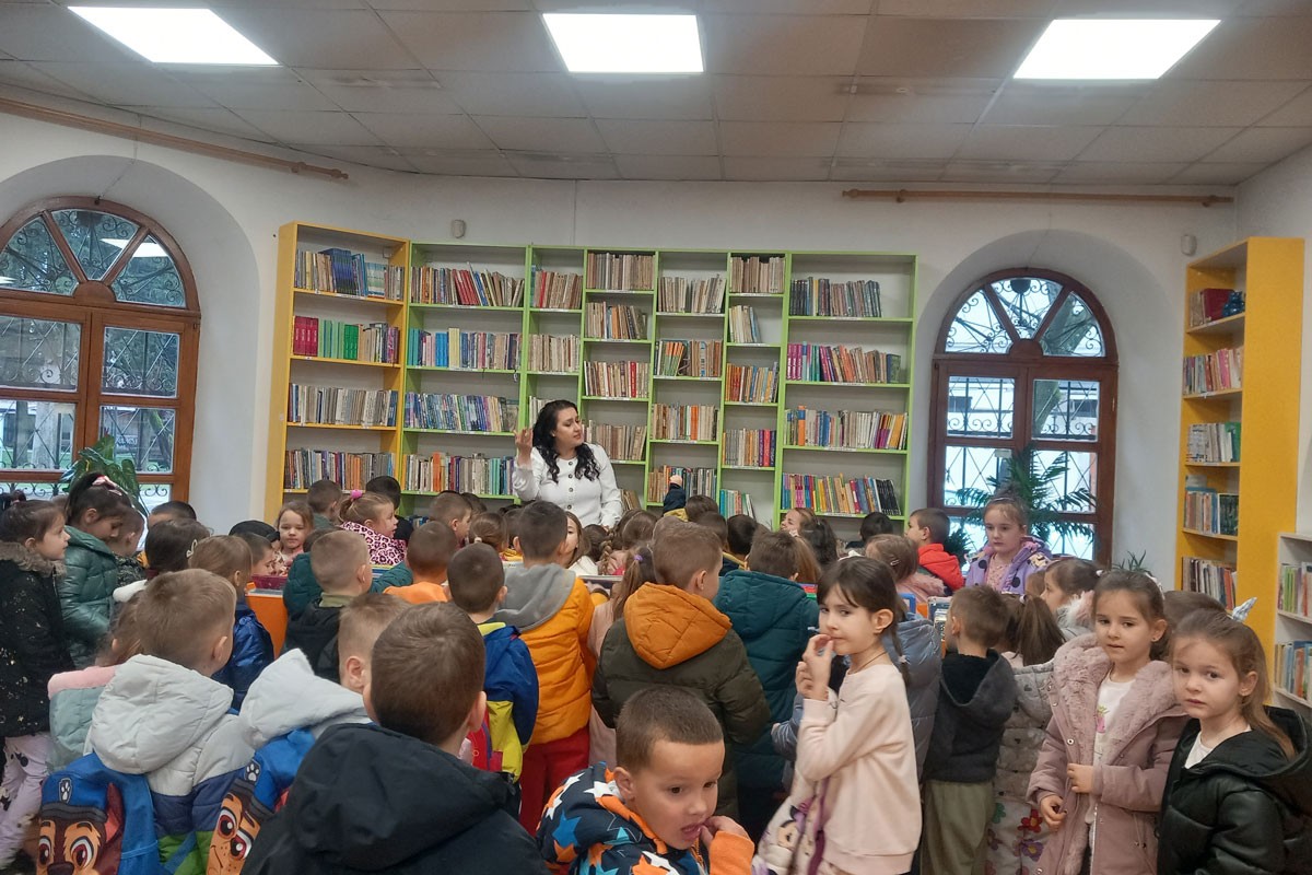 Druženjem sa mališanima obilježen Međunarodni dan čitanja bajki