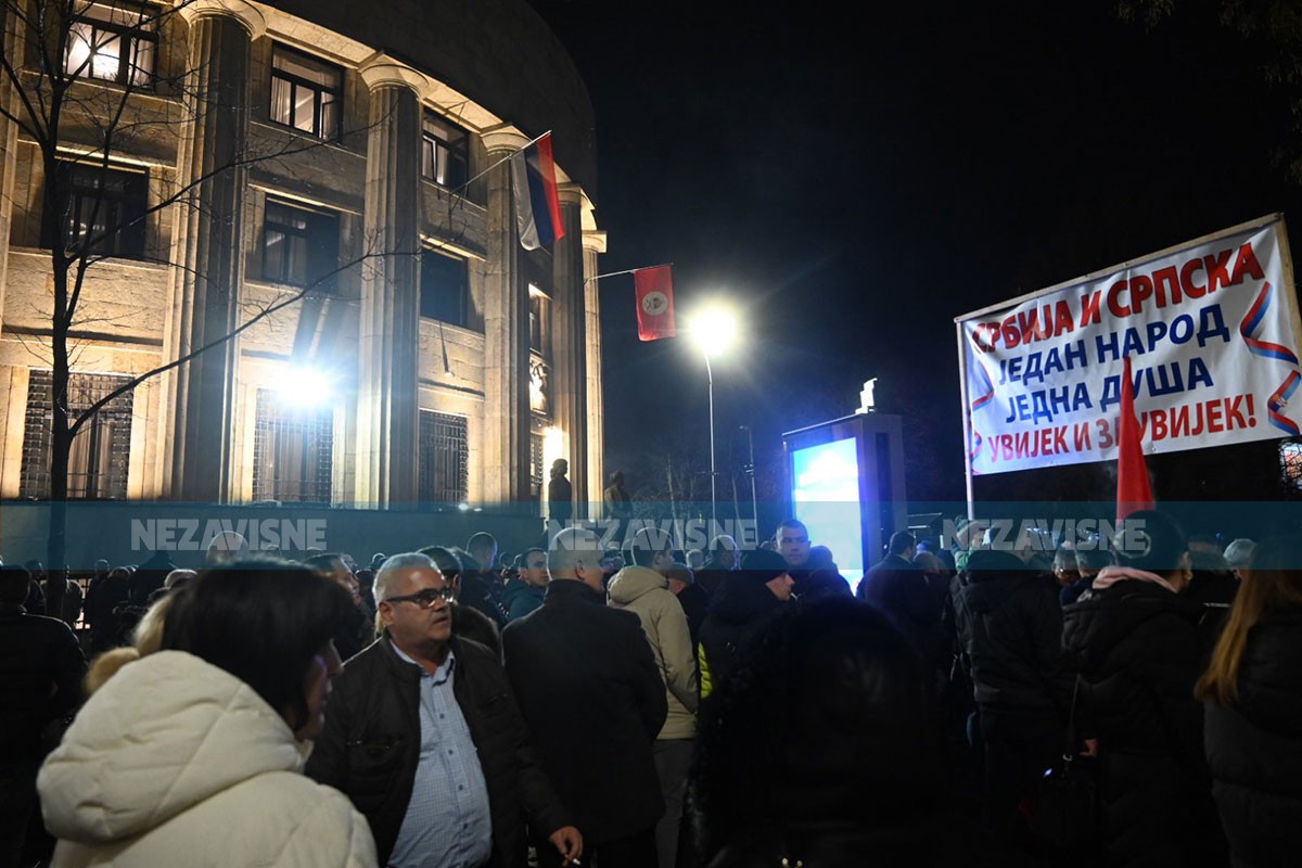 Podrška Dodiku: Građani okupljeni ispred Palate Republike (FOTO, VIDEO)