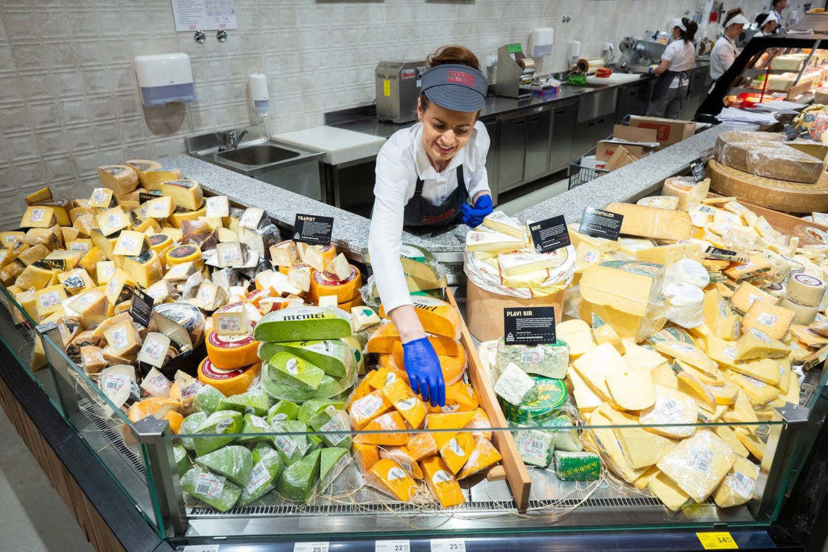 Jedinstven koncept Crvena jabuka marketa na novoj lokaciji u Sarajevu