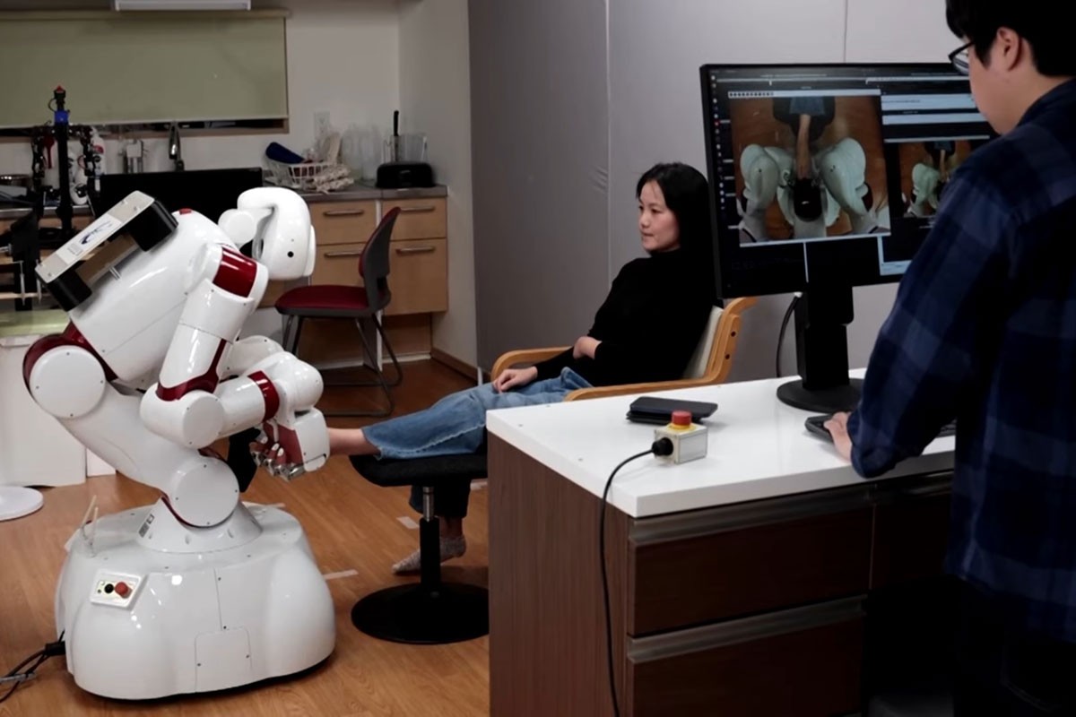 Predstavljen robot koji obuva čarape, peče jaja i slaže veš