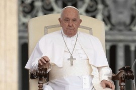 Papa Franjo prebrodio komplikacije, skinut sa respiratora