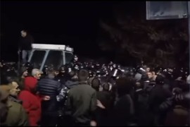 "Rat jajima" kod Kraljeva: Sukob pristalica opozicije i SNS-a (VIDEO)